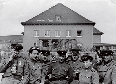 Часть киногруппы перед подписанием капитуляции в Берлине (8 мая 1945 г., Соколов — второй справа)