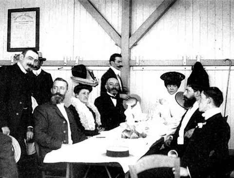 Людвиг Заменгоф (в центре) и Альфред Мишо (последний сидящий слева) на первом конгрессе эсперантистов 