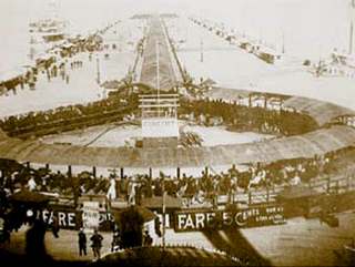 Движущийся тротуар на чикагской Всемирной выставке 1893 года представлял собой крытый навесом конвейер длиной 730 метров с установленными на нём скамейками.