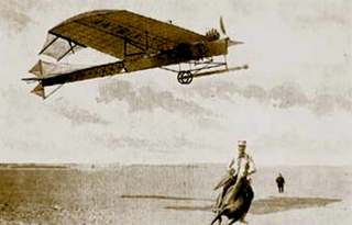 Французский аэроплан «Антуанетт» в полёте. 1909 год.