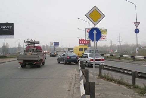 Петровка. Со второстепенной дороги не видно машин на главной