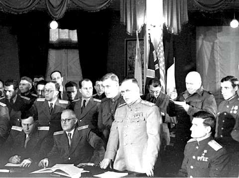 От имени СССР Акт в Карлсхорсте подписал маршал Г. Жуков (стоит)
