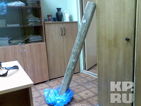 То самое бревно, которым убивали таджика, сейчас хранится в кабинете следователя. На нем до сих пор видна кровь. Вещдок еще понадобится: некоторые убийцы пока в розыске.