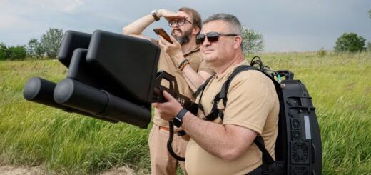 Українська компанія тестує засоби РЕБ власного виробництва, зокрема антидронову рушницю. 30 червня 2023. REUTERS/Alina Smutko