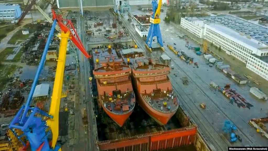 Суднобудівний завод «Залив» у Керчі. Одне з найбільших суднобудівних підприємств у Східній Європі. Завод відомий будівництвом кораблів для ВМФ Росії