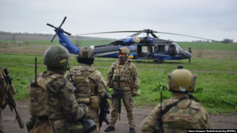 Подразделение спецназа ГУР МО Украины тренируется выполнять боевое задания с помощью американского штурмового вертолета Black Hawk, 13 апреля 2023 года. Иллюстрационное фото