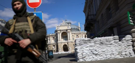 Украинские военные патрулируют Одессу. На заднем плане – Одесский государственный академический театр оперы и балета. 17 марта 2022 года. Фото: Reuters
