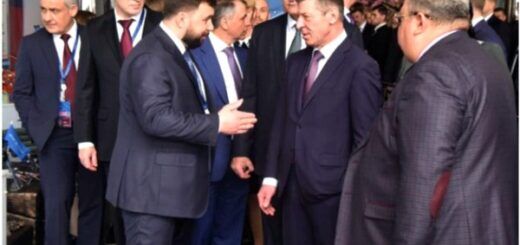 Одна з перших фотографій де публічно з'являється Ананченко (другий зліва)