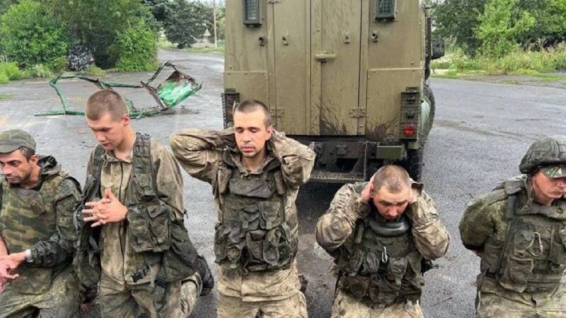 Як російські загарбники здаються у полон: «Були звернення цілими підрозділами». Що розказують в центрі ГУР МОУ «Хочу жить»