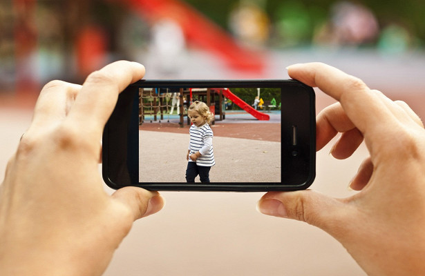 Почему не стоит публиковать в соцсетях фотографии и видео своих детей