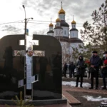 Жизнь продолжается. Но память остается. Она живет в городских памятниках, муралах и у мемориала погибшим в той страшной трагедии, где круглый год лежат цветы.