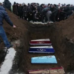 Город хоронил своих жителей целыми семьями. Среди погибших были дети – 4-летний мальчик и 17-летняя девушка.