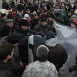На помощь пострадавшим пришли волонтеры и спасатели, военные и гуманитарные организации, медики и полиция, предприятия, городские власти и обычные жители. Пленка для окон, теплая одежда, продукты и медикаменты раздавали на быстро на сооруженных пунктах помощи.