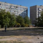 Время стремится исцелить раны и сгладить боль. Вот уже поросли травой воронки от снарядов, отремонтированы дома, школы и улицы.