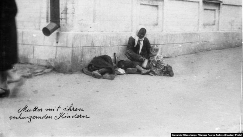 «Мати з її голодними дітьми». Харків, 1933 рік. Фото Александра Вінербергера. Надане власницею авторських прав Самарою Пірс. Вперше надруковане у книзі «Національна книга пам’яті жертв Голодомору. Харківська область, Харків 2018 рік