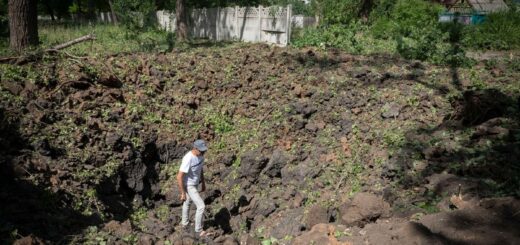 Мужчина осматривает воронку от российской ракеты в Бахмуте, Донецкая область, Украина, 24 июня 2022 г. Фото: Efrem Lukatsky / AP