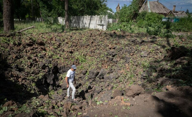 Мужчина осматривает воронку от российской ракеты в Бахмуте, Донецкая область, Украина, 24 июня 2022 г. Фото: Efrem Lukatsky / AP