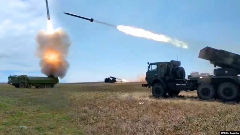 Учения российских военных на крымском полигоне Опук. Стрельбы зенитно-ракетных комплексов. Коллаж