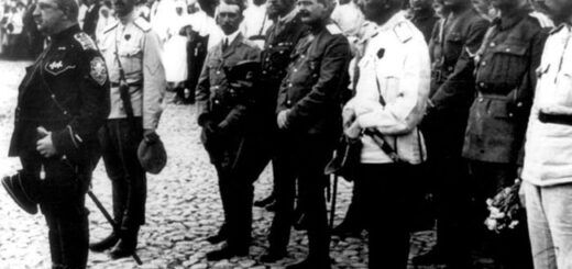 ПАРАД ЧАСТЕЙ ДОБРОВОЛЬЧЕСКОЙ АРМИИ В КИЕВЕ. СЛЕВА НА ПЕРЕДНЕМ ПЛАНЕ КОМАНДУЮЩИЙ ДОБРОВОЛЬЧЕСКОЙ АРМИЕЙ ГЕНЕРАЛ В. З. МАЙ-МАЕВСКИЙ, ПОЗАДИ НЕГО: НАЧАЛЬНИК ГРУППЫ ВОЙСК ГЕНЕРАЛ Н. Э. БРЕДОВ (ЗА МАЙ-МАЕВСКИМ В БЕЛОЙ ГИМНАСТЕРКЕ) И КОМАНДИР 5-ГО КАВАЛЕРИЙСКОГО КОРПУСА ГЕНЕРАЛ Я. Д. ЮЗЕФОВИЧ (НА ПЕРЕДНЕМ ПЛАНЕ В БЕЛОЙ ГИМНАСТЕРКЕ) / ФОТО С САЙТА WIKIPEDIA. ORG