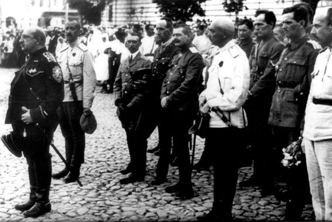 ПАРАД ЧАСТЕЙ ДОБРОВОЛЬЧЕСКОЙ АРМИИ В КИЕВЕ. СЛЕВА НА ПЕРЕДНЕМ ПЛАНЕ КОМАНДУЮЩИЙ ДОБРОВОЛЬЧЕСКОЙ АРМИЕЙ ГЕНЕРАЛ В. З. МАЙ-МАЕВСКИЙ, ПОЗАДИ НЕГО: НАЧАЛЬНИК ГРУППЫ ВОЙСК ГЕНЕРАЛ Н. Э. БРЕДОВ (ЗА МАЙ-МАЕВСКИМ В БЕЛОЙ ГИМНАСТЕРКЕ) И КОМАНДИР 5-ГО КАВАЛЕРИЙСКОГО КОРПУСА ГЕНЕРАЛ Я. Д. ЮЗЕФОВИЧ (НА ПЕРЕДНЕМ ПЛАНЕ В БЕЛОЙ ГИМНАСТЕРКЕ) / ФОТО С САЙТА WIKIPEDIA. ORG