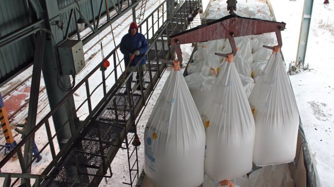Завантаження аміачної селітри спеціальним обладнанням на заводі "Азот" у Черкасах. Гарантійний строк зберігання - 6 місяців. Фото: УКРІНФОРМ