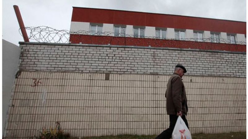 Центр изоляции правонарушителей в переулке Окрестина в народе называют "бомжатником", а теперь еще и "концлагерем"