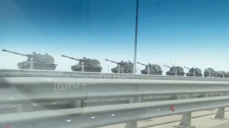 Російські САУ на Кримському мосту (з соцмереж)