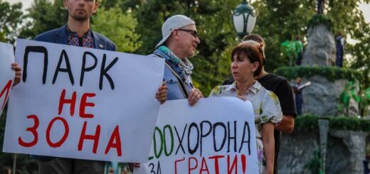 Участники протеста в саду Шевченко, 6 августа 2021 года. Фото: Ганна Соколова, Ґрати