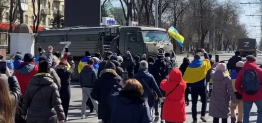 REUTERS Підпис до фото, Місцеві жителі розповідають, що російські військові не очікували на проукраїнські мітинги у Херсоні