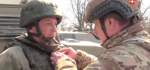 Генерал-полковник Александр Лапин, командующий российским Центральным военным округом, наградил своего сына-танкиста