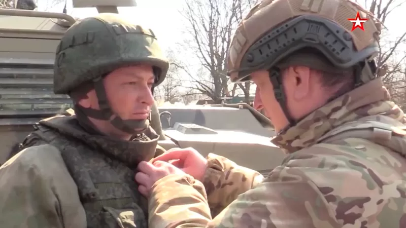 Генерал-полковник Александр Лапин, командующий российским Центральным военным округом, наградил своего сына-танкиста