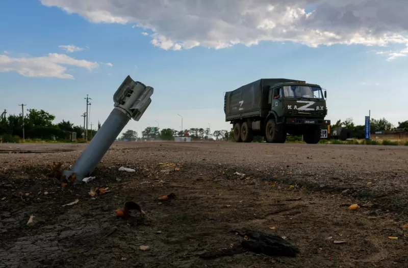 REUTERS Підпис до фото, Російська військова вантажівка і снаряд на околиці Херсона. Війська РФ змогли швидко захопити українське місто на початку березня