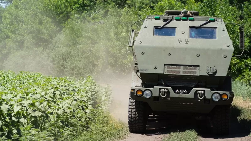 GETTY IMAGES Підпис до фото, Щоб уникнути обстрілів, HIMARS в Україні постійно переміщують
