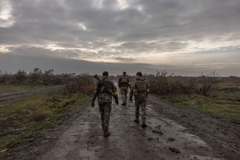 Фото, EPA. Українські військові на околицях Херсону. Російські війська залишили правобережжя Херсонщини 11 листопада, але досі утримують позиції на лівому березі.