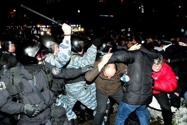 беркут пытает активистов