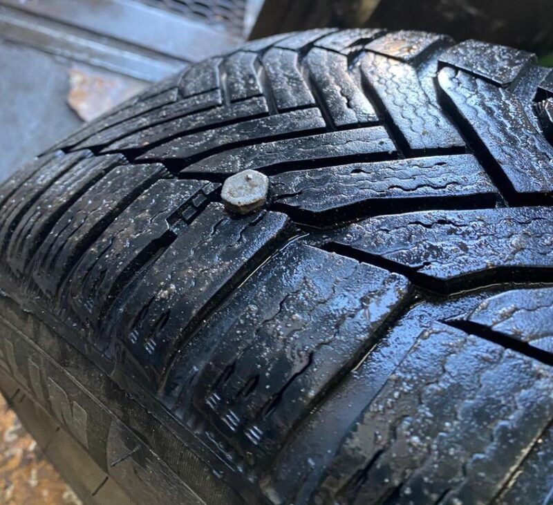 Нелегальні паркувальники у Києві пробивають колеса в авто