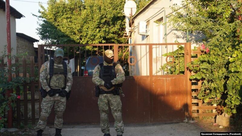 Куди скаржитися, якщо окупанти відбирають землю в Криму