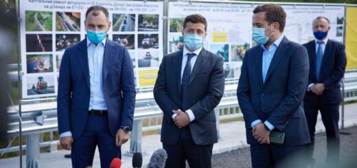 Голова «Укравтодору» Олександр Кубраков з президентом України Володимиром Зеленським і заступником голови Офісу президента Кирилом Тимошенком інспектують об'єкти програми «Велике будівництво» фото пресслужби президента