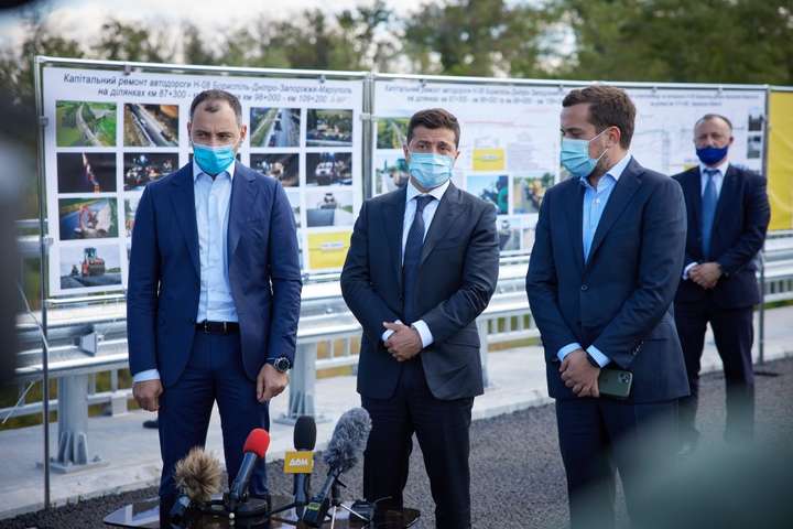 Голова «Укравтодору» Олександр Кубраков з президентом України Володимиром Зеленським і заступником голови Офісу президента Кирилом Тимошенком інспектують об'єкти програми «Велике будівництво» фото пресслужби президента