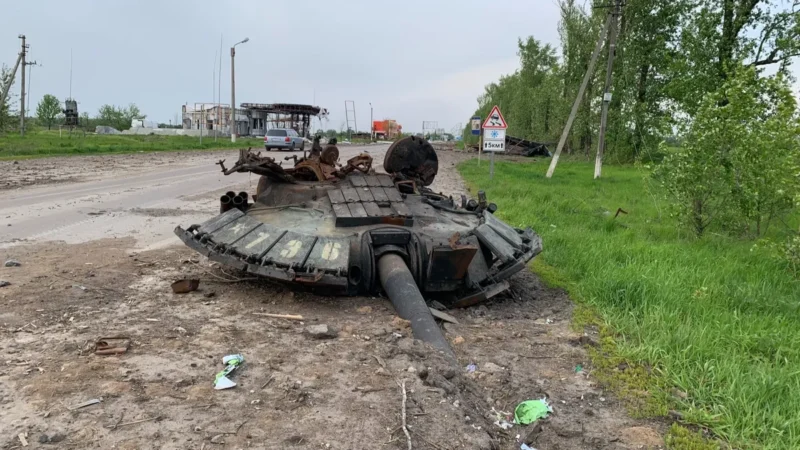 Оторванная башня танка по пути в Циркуны. Фото: Ольга Мусафирова