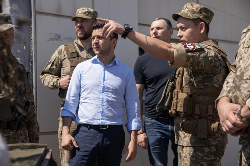 В какую ловушку заводит украинского президента Кремль