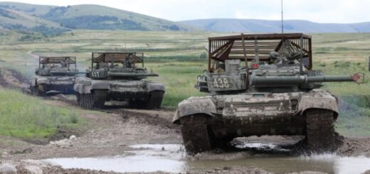 Боеприпасы, скрытые перевозки и "курятники" на танках: чем отличается нынешнее перемещение российских военных на украинской границе