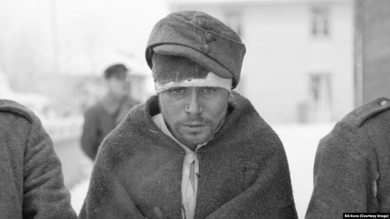 Захваченный в плен советский солдат в одолженной шапке