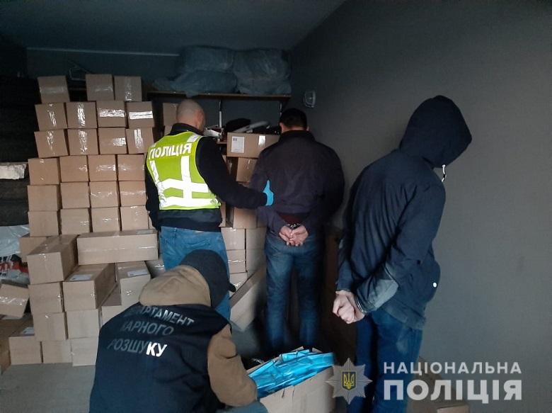 В Киеве полицейские разоблачили группу грабителей, которые отобрали у предпринимателя 100 000 медицинских масок. Фото: Нацполиция Украины