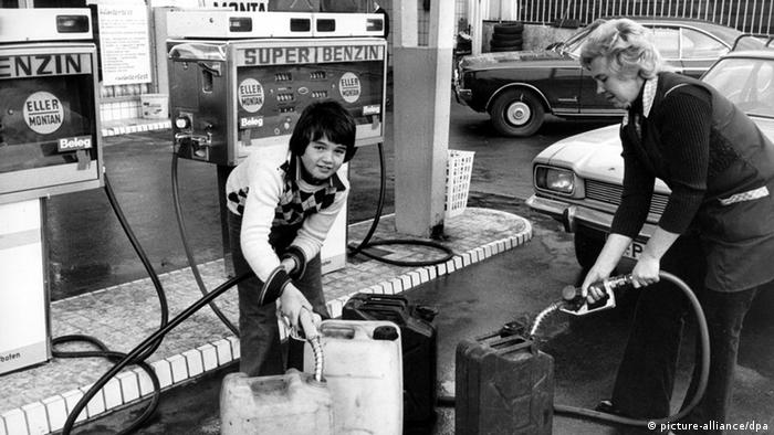 ФРГ, 7 ноября 1973 года: ажиотажный спрос на бензин из-за нефтяного эмбарго ОПЕК
