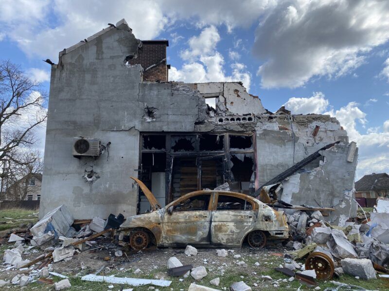 Власниця зруйнованого будинку Лариса каже: відволікається від думок про втрачене, коли порається на городі