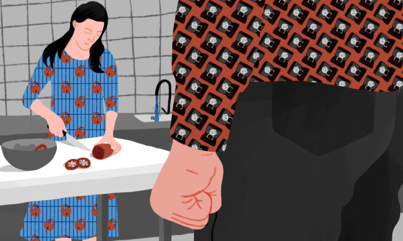 «Я тебя сейчас, сука, убивать буду». Большинство женщин в РФ, осужденных за убийство, защищались от домашнего насилия