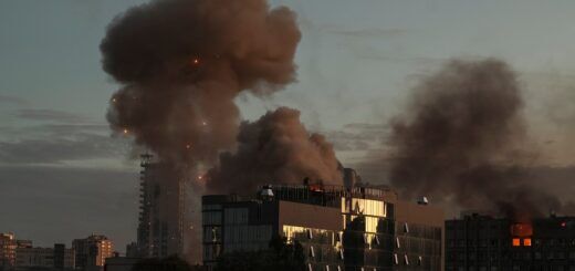 Последствия ударов по Киеву дронами-камикадзе. 17 октября 2022 года. Фото: Reuters Читать полностью: https://news.zerkalo.io/world/24130.html?c