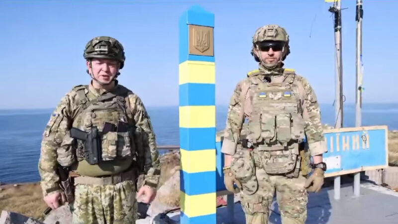 На острові Зміїний знову встановили прикордонний український знак