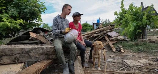 Олена Романюк зі старшим сином Євгеном на своєму подвір’ї у Білозерці. Фото – Іван Антипенко